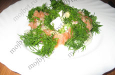 Легкий салат с красной рыбкой, авокадо и сыром